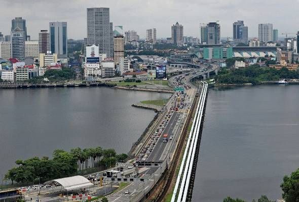 Johor may require Singapore cross-border taxis to install tracking system