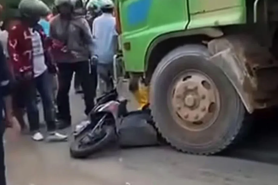 Singaporean dies in Batam truck accident