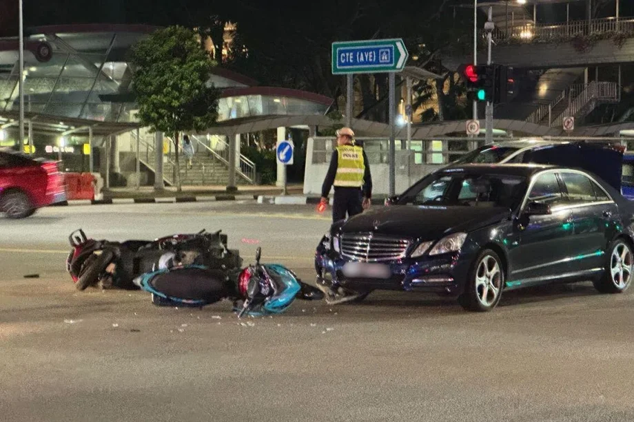 Two motorcyclists taken to hospital after accident with car in Clarke Quay Two motorcyclists taken to hospital after accident with car in Clarke Quay