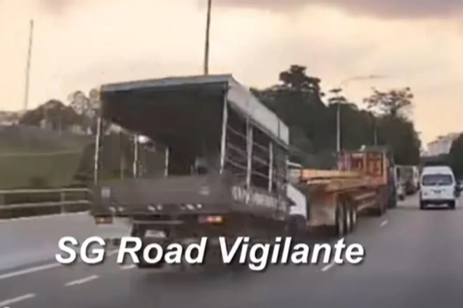 10 people taken to hospital after accident between lorry and trailer on KJE