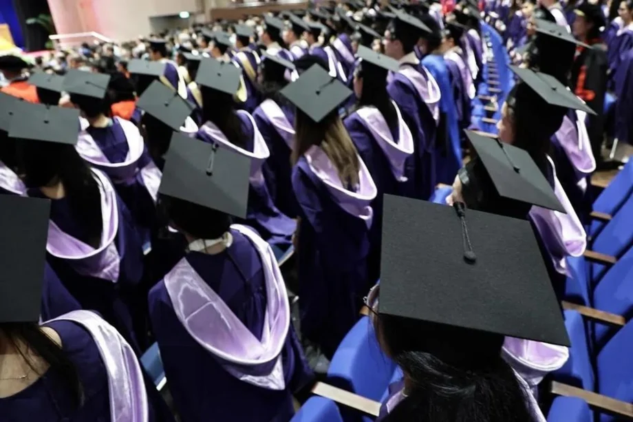 Fewer fresh Singapore graduates in 2025 found full-time work, but pay held steady: survey