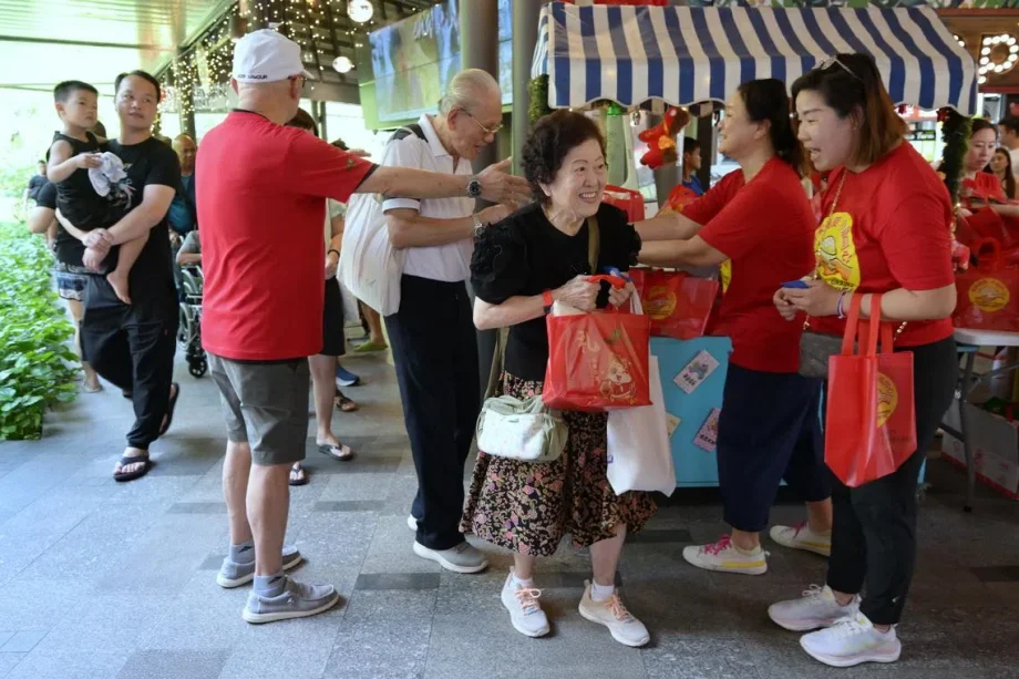 15,000kg of rice distributed at Bukit Canberra Hawker Centre to help those in need