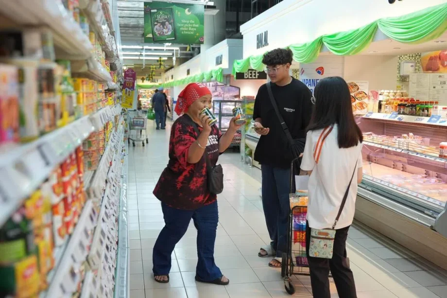 Youth volunteers join families for Buka Puasa
