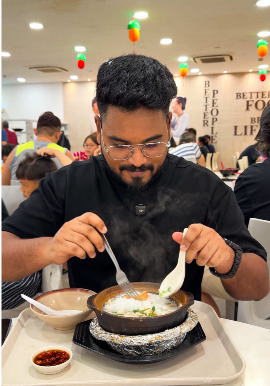 @nalla_iruku  Claypot Shredded Chicken Porridge | Singapore Hawker Center . . #s…