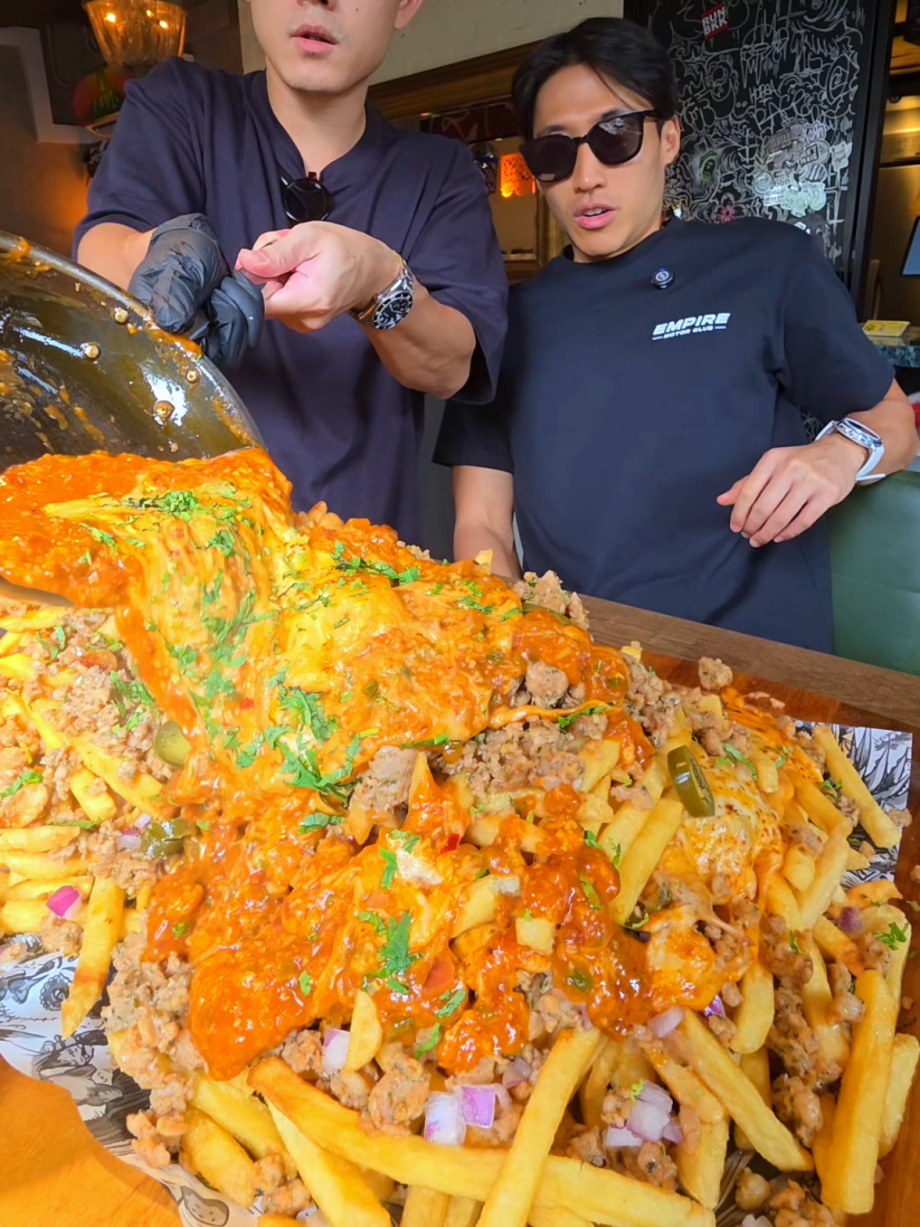 @zermattneo LARGEST 6.7KG CHEESE FRIES MOUNTAIN! I was flying through for the fi…