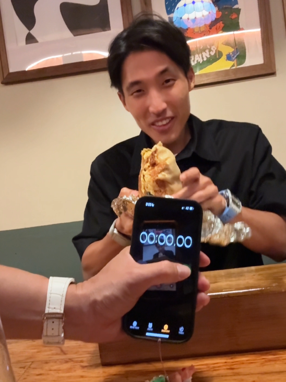 @zermattneo 1KG Burrito in a minute after 5KG of pizzas  #sgfoodie #foodchalleng…