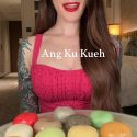 @janiedevours Trying Ang Ku Kueh from Po Cheu in Singapore  #angkukueh #kueh #si…