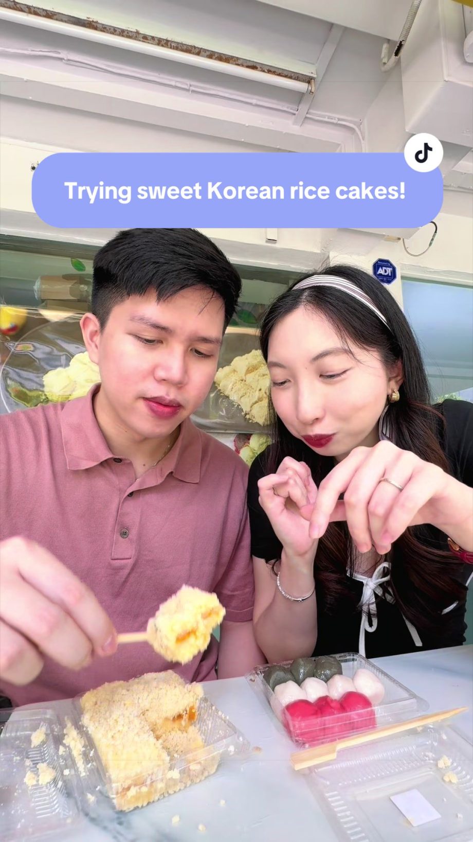 @thereeljoye Sweet rice cake & coffee date this afternoon ^-^ #couples #ricecake…