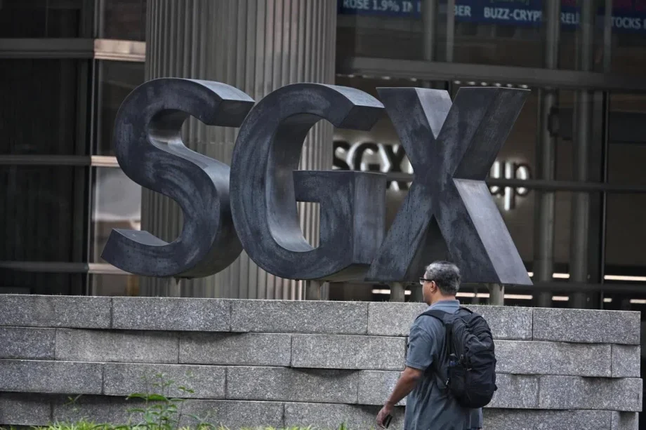 Singapore stocks fall amid regional decline Singapore stocks fall amid regional decline