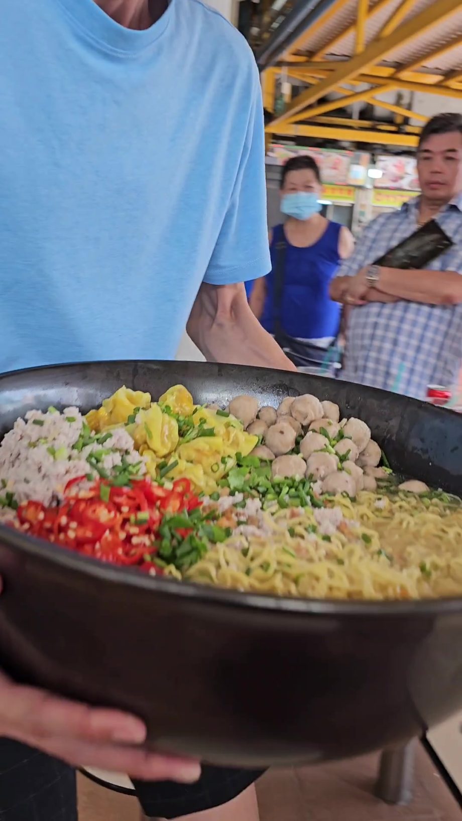 @zermattneo BIGGEST bowl of soup bak chor mee at the legendary Bedok 85 hawker c…