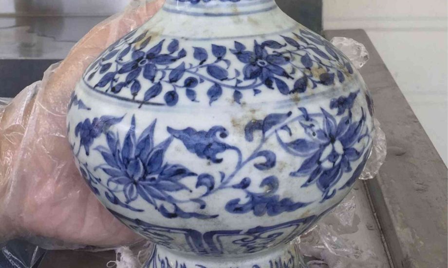 Record collection of blue-and-white porcelain found in a shipwreck