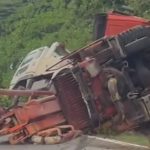 2 injured after tow trunk overturns on BKE, Singapore News