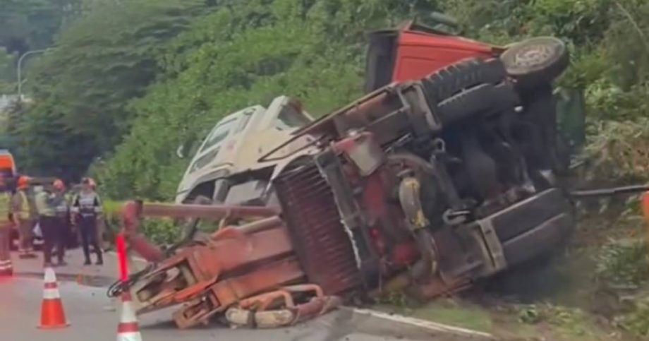 2 injured after tow trunk overturns on BKE, Singapore News