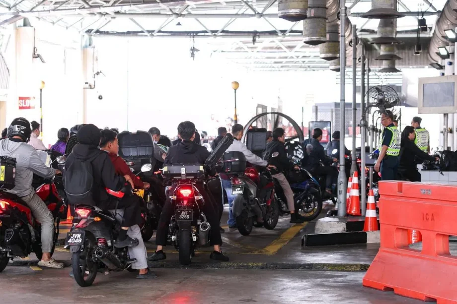 Heavy departure traffic at Woodlands, Tuas checkpoints; wait time of at least two hours expected