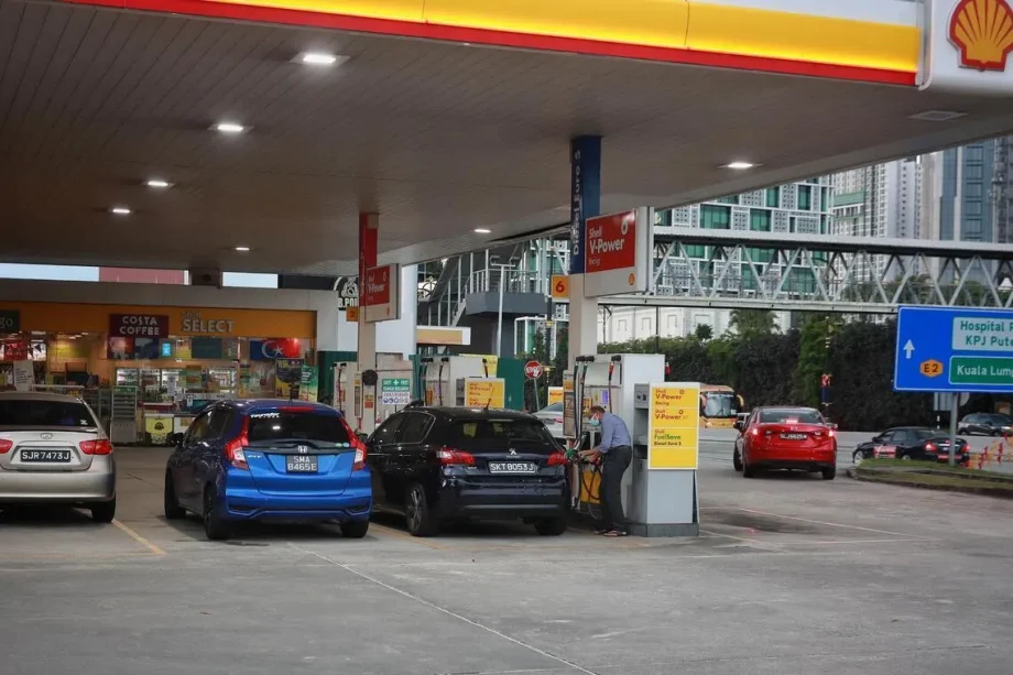 Fuel frenzy across Causeway: Johor businesses expect more Singaporeans to shop, fill petrol Fuel frenzy across Causeway: Johor businesses expect more Singaporeans to shop, fill petrol