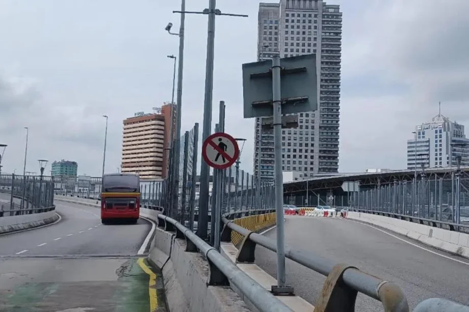 Is it legal to walk across the Causeway? Newly installed sign reignites discussion