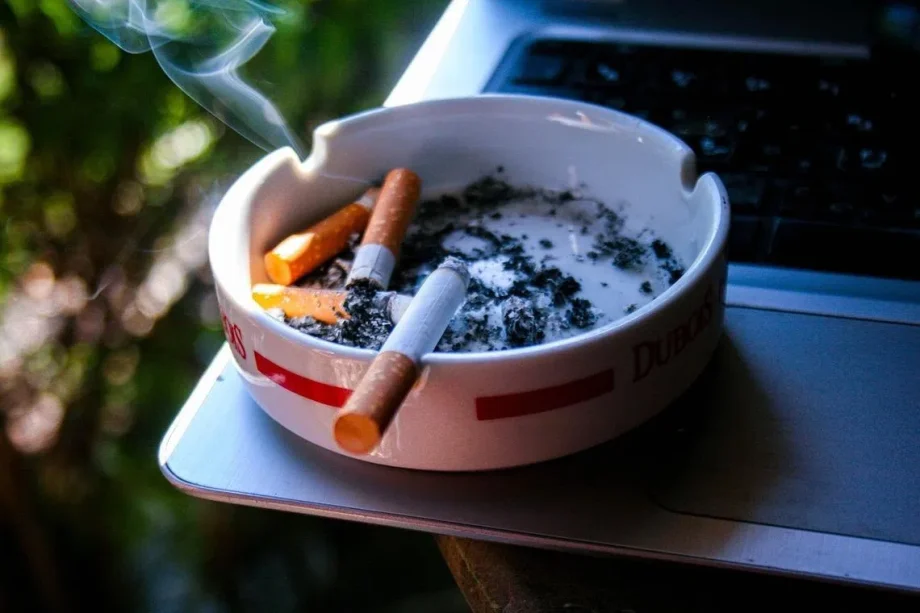 Fewer S’pore households spend on gambling, smoking from 2013 to 2023, but those who did paid more