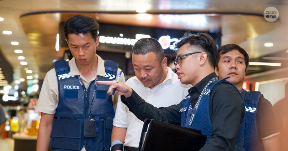 2 Chinese nationals suspected of theft at VivoCity brought back to crime scene, Singapore News