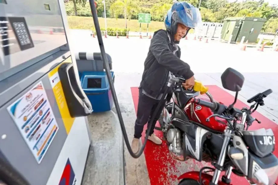 ‘Vehicle plate, not nationality’: Official says foreigners can still pump RON95