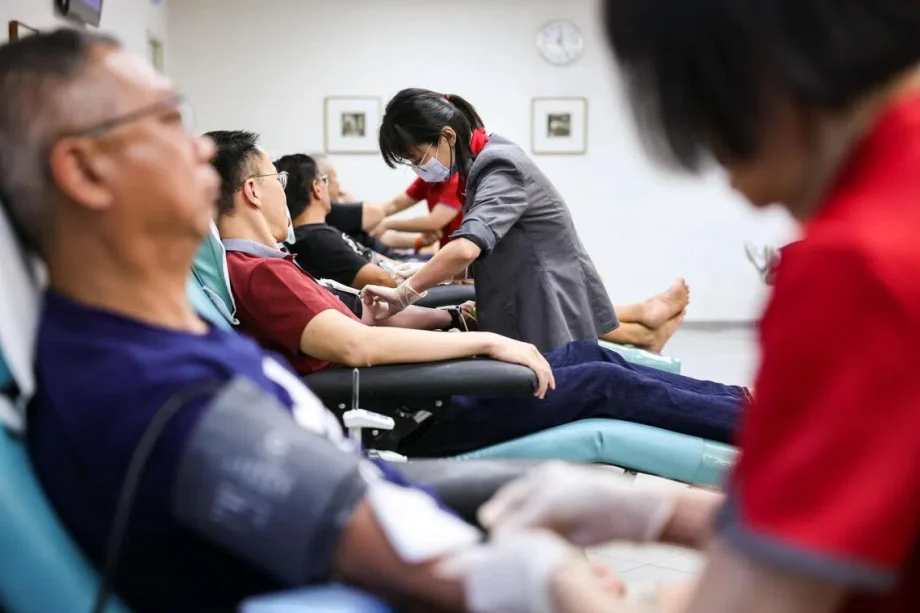 When does a token of thanks become payment for blood donation? Balance needed to preserve altruism