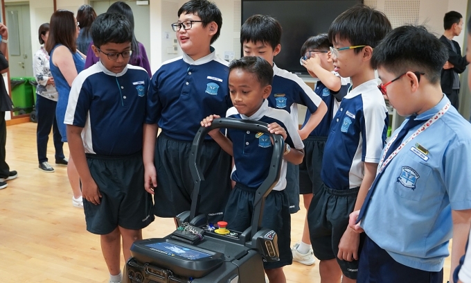 Singapore to train 10,000 students to build and use AI-powered robots Singapore to train 10,000 students to build and use AI-powered robots