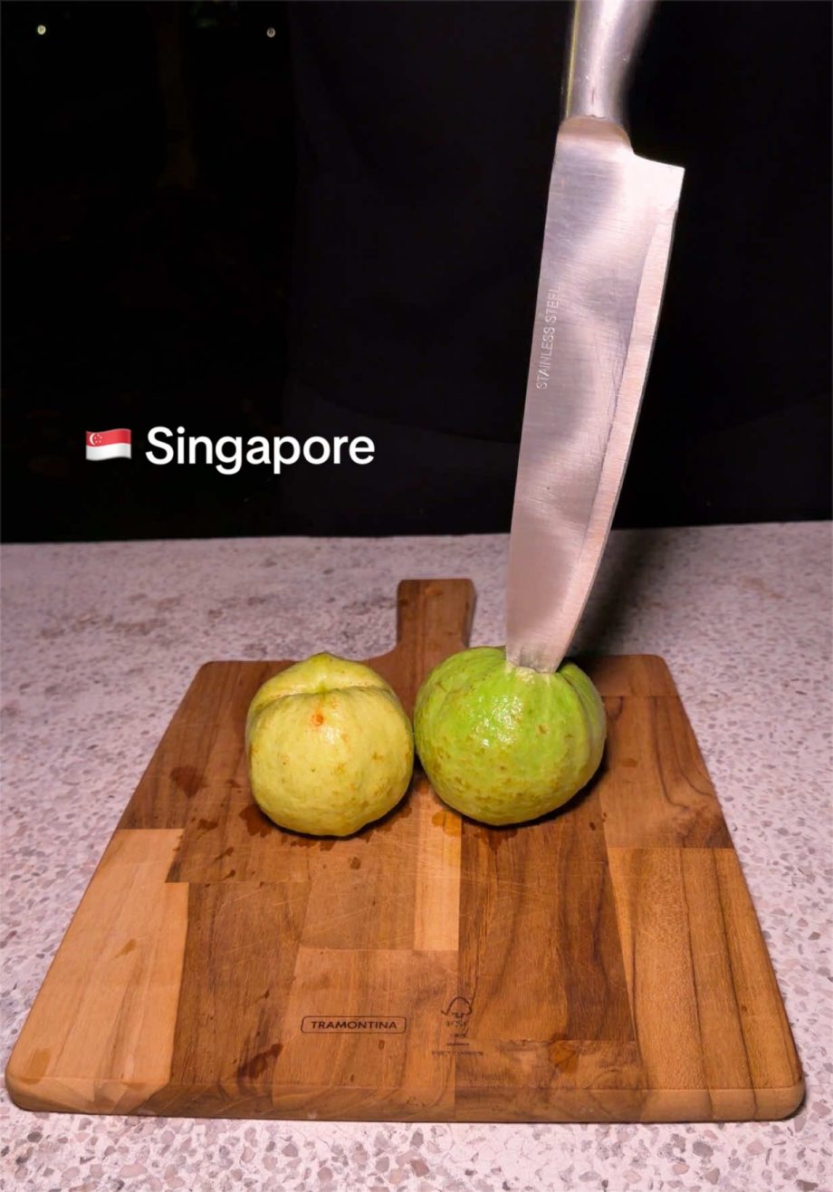 @nalla_iruku Guava + Salt & Chilli  | Night Healthy Snack  . . #singapore #sgfoo…