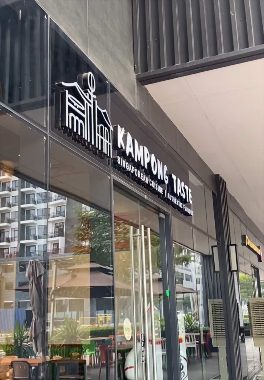 @laeliasanderianas First time trying Singaporean flavors at Kampong Taste Restau…