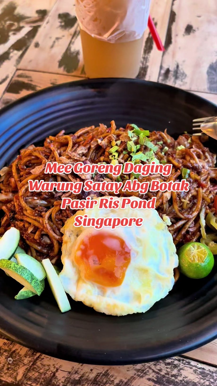 @aliaaki_ Layan Mee Goreng Daging basah sebelah kolam pancing! Macam balik kampo…