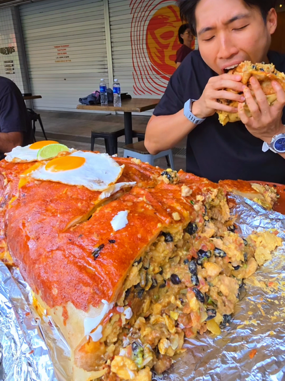 @zermattneo 8KG LARGEST Breakfast Burrito Eaten solo! Despite the size, @huevoss…