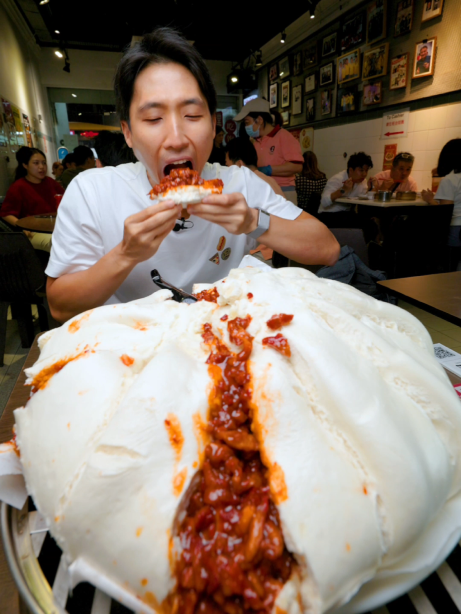 @zermattneo LARGEST CHARSIU BAO ON EARTH! 7KG – equivalent to roughly 200 regula…