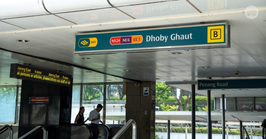 Public chase down man who allegedly took upskirt photos at Dhoby Ghaut MRT station, Singapore News Public chase down man who allegedly took upskirt photos at Dhoby Ghaut MRT station, Singapore News