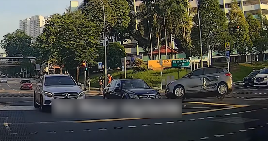 Kia MPV T-boned by Mercedes car at discretionary right turn in Ang Mo Kio, 2 taken to hospital, Singapore News