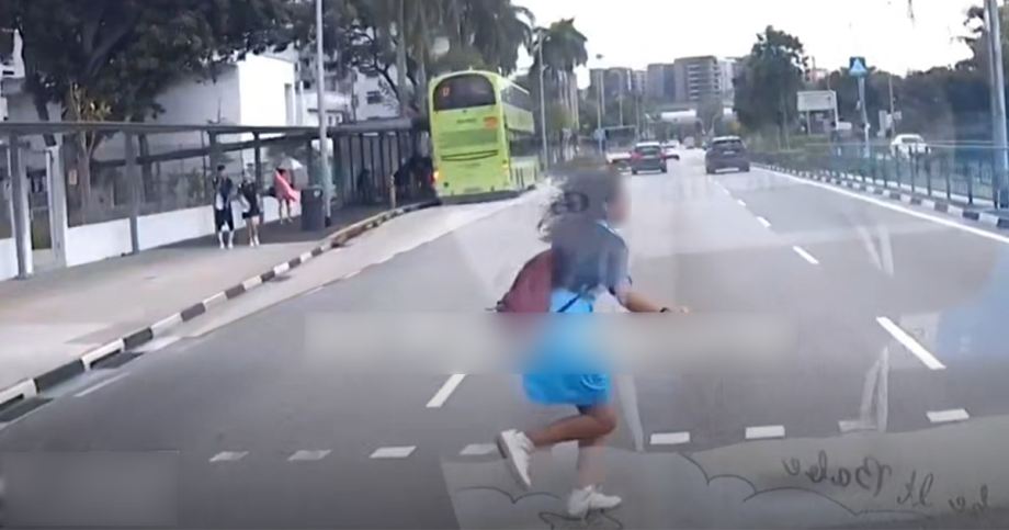 ‘What if she falls?’ Girl dashes across Pasir Ris road, nearly gets hit by car, Singapore News