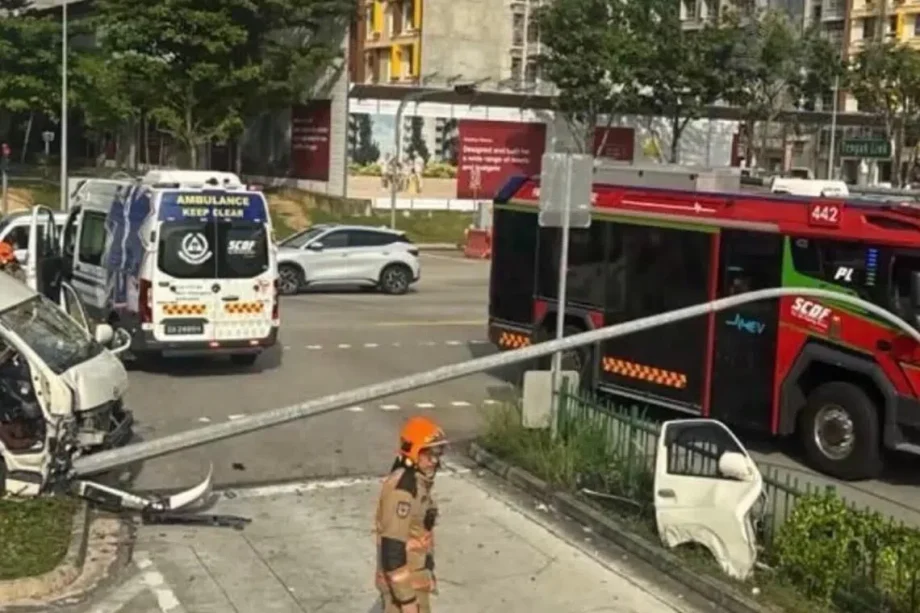Man taken to hospital unconscious after minibus crashes, knocks over lamp post in Bukit Batok Man taken to hospital unconscious after minibus crashes, knocks over lamp post in Bukit Batok