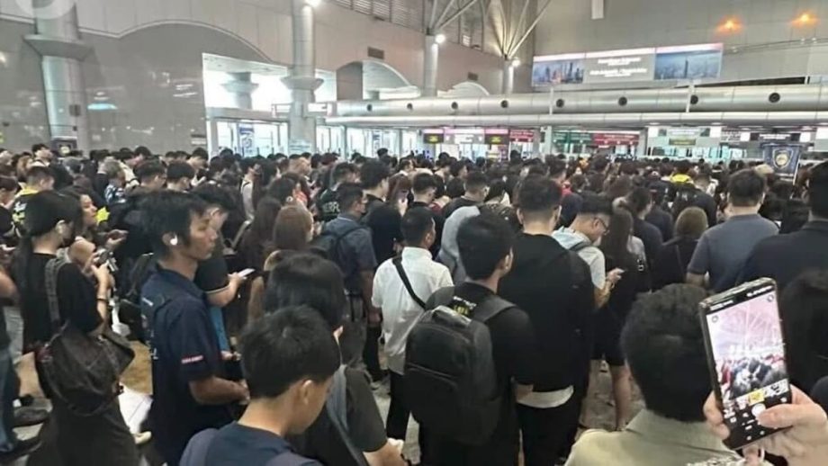 Tens of thousands delayed at Malaysia immigration checkpoints after five-hour system crash Tens of thousands delayed at Malaysia immigration checkpoints after five-hour system crash