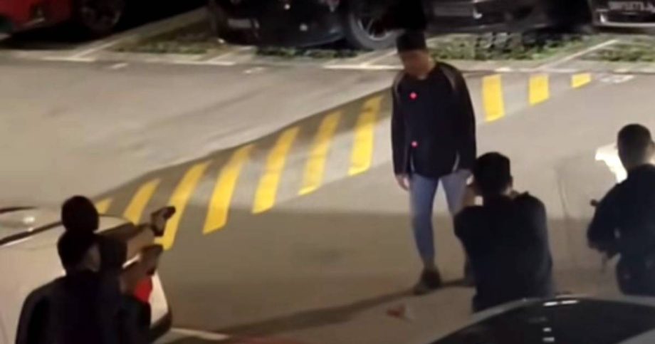 Man armed with 2 hacksaws arrested at Bukit Batok carpark, Singapore News Man armed with 2 hacksaws arrested at Bukit Batok carpark, Singapore News