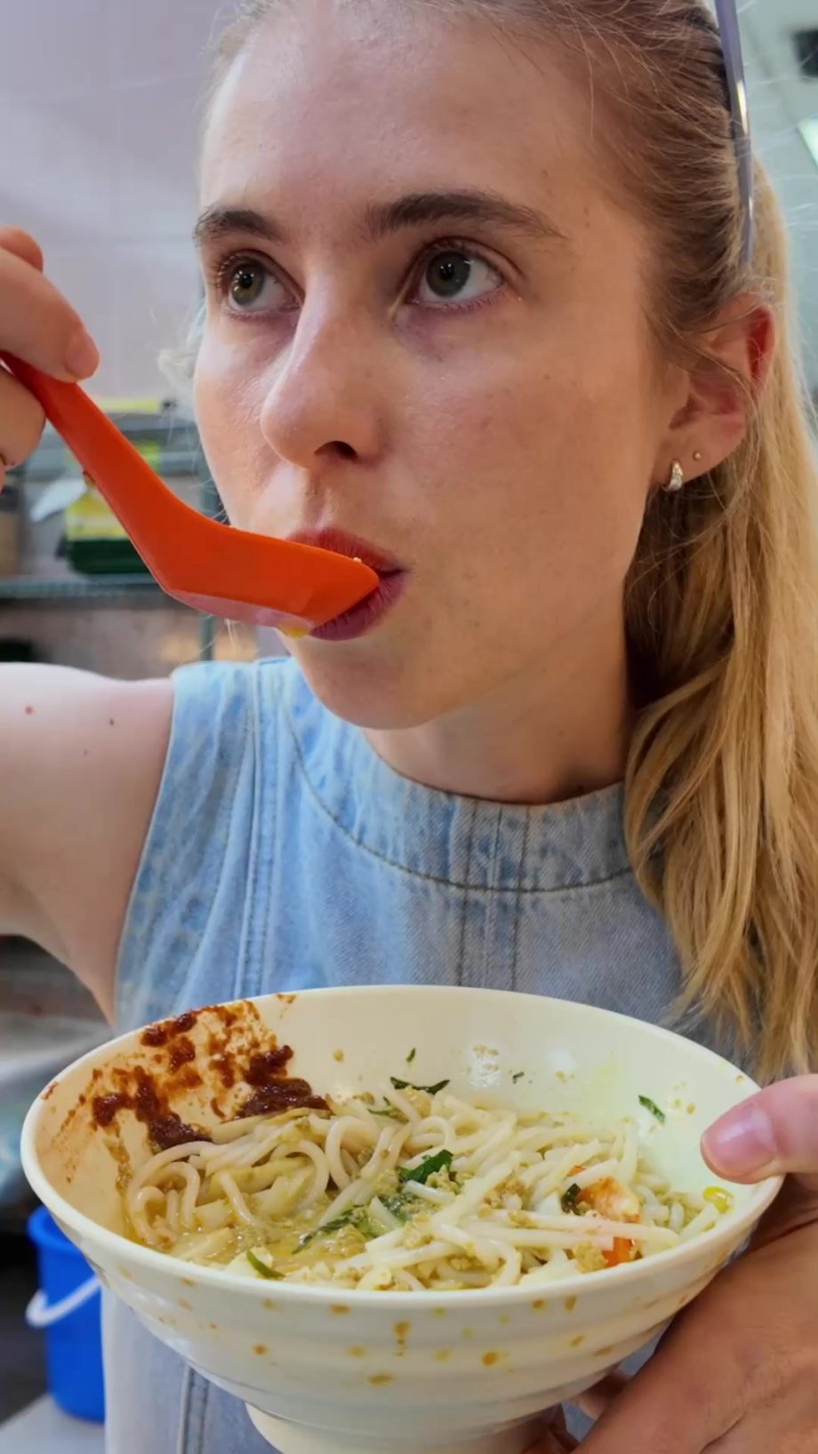 @blondieinchina Eating whatever my Singapore taxi driver recommends! …
