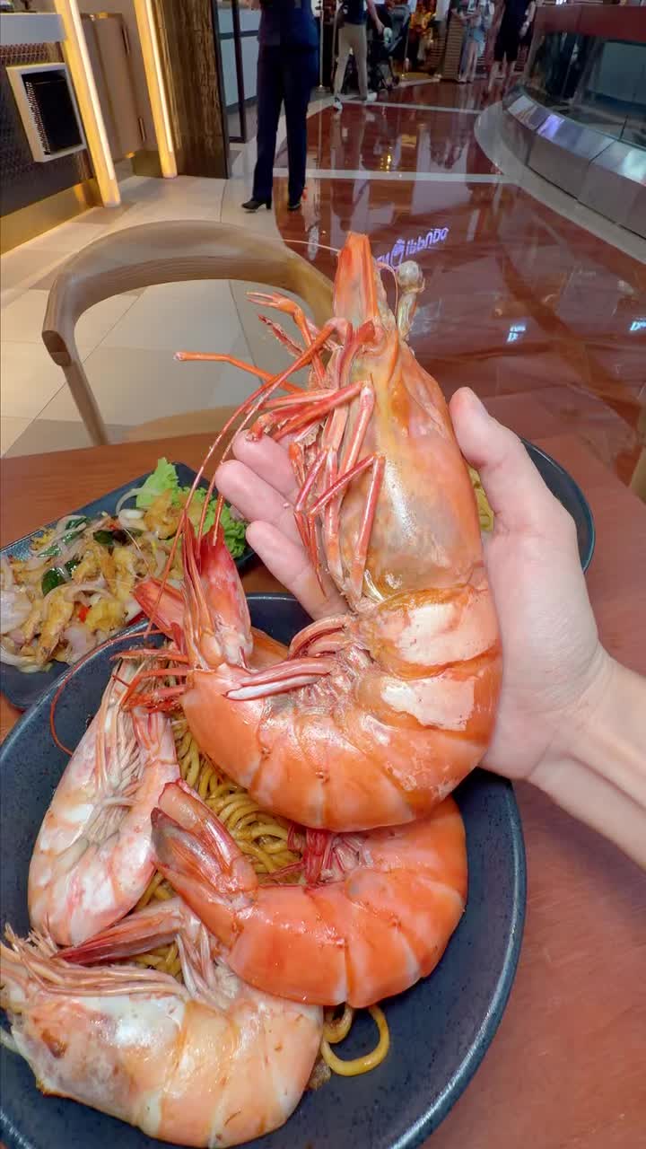 @rubysg 新加坡哪家虾面最实在…… 本地人天天排队不是没道理啊～都被本地人拍成米其林了，真的可以…… …
