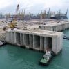 Singapore builds the largest megaport on the planet with 448 underwater concrete blocks weighing 15,000 tons, creates 681 hectares of land in the sea, and prepares an automated terminal capable of handling 65 million containers per year with AI and 450-meter mega ships.