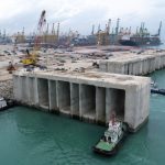 Singapore builds the largest megaport on the planet with 448 underwater concrete blocks weighing 15,000 tons, creates 681 hectares of land in the sea, and prepares an automated terminal capable of handling 65 million containers per year with AI and 450-meter mega ships.