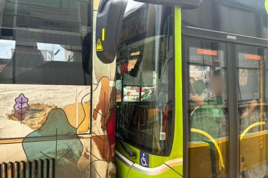 Man taken to hospital after accident between two buses in Sembawang