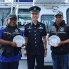 Malaysian men get award for helping Singapore police