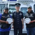 Malaysian men get award for helping Singapore police