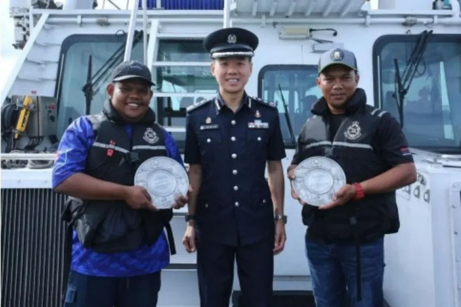 Malaysian men get award for helping Singapore police Malaysian men get award for helping Singapore police