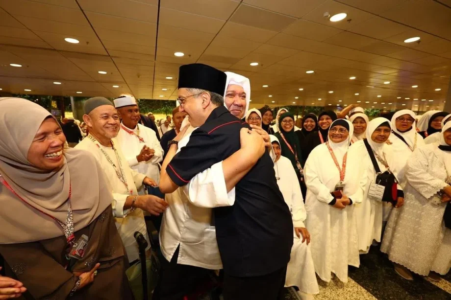 Final group of Singaporean haj pilgrims returns home Final group of Singaporean haj pilgrims returns home