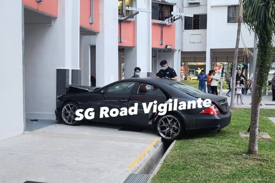 Man arrested for possessing stun device, suspected drug offences after crashing car in Yishun Man arrested for possessing stun device, suspected drug offences after crashing car in Yishun