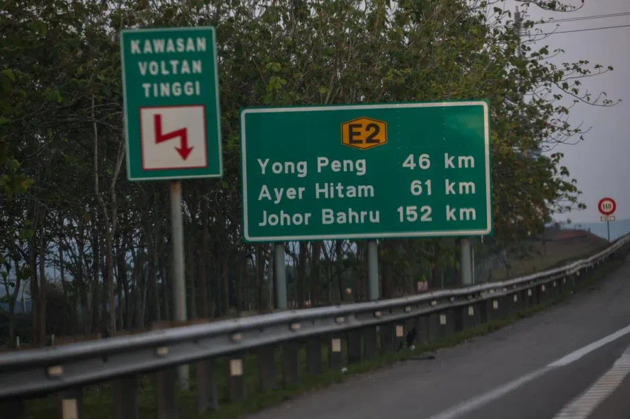 Motorcyclist on way to work in S’pore dies after being thrown off bridge in JB expressway accident Motorcyclist on way to work in S’pore dies after being thrown off bridge in JB expressway accident