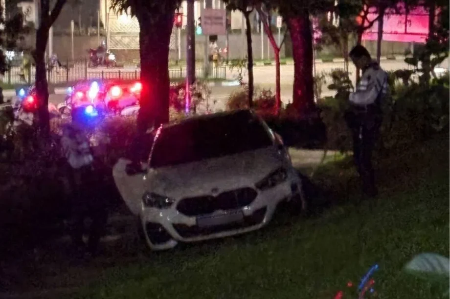 Police looking for driver of car that skidded onto pavement in Sengkang Police looking for driver of car that skidded onto pavement in Sengkang
