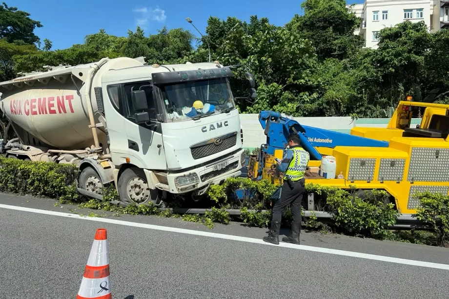 Tow truck accident on PIE expressway