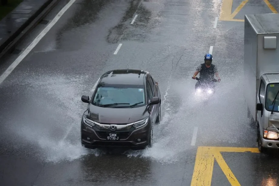 Avoid Jalan Boon Lay, KPE slip road for the next hour due to risk of flash floods: PUB